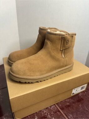 UGG Kids Adri Classic Mini Boot Chestnut Suede Size 4 With Box